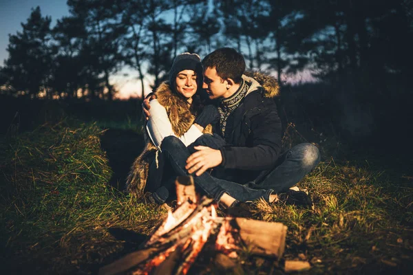 Jolie Jeune Couple Relaxant Près Feu Joie Dans Forêt Heure — Photo