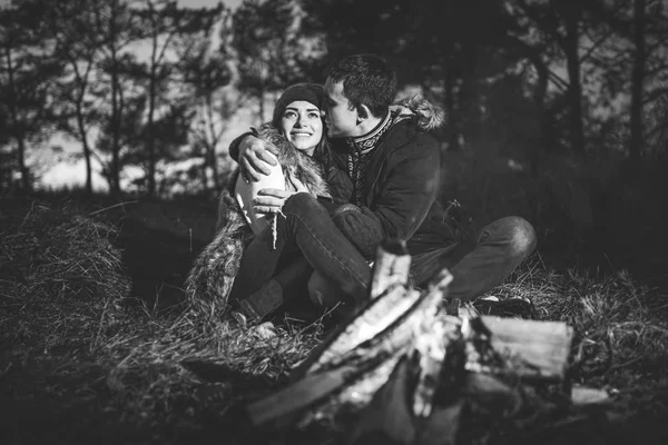 Mooie Jonge Paar Ontspannen Buurt Vreugdevuur Het Bos Avond Van — Stockfoto