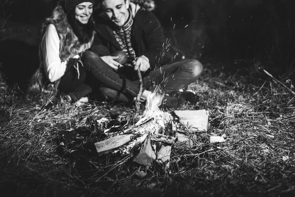 Bella Giovane Coppia Rilassante Vicino Falò Nella Foresta Sera — Foto Stock