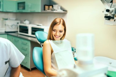 Diş ofiste mutlu oldukça bayan hasta