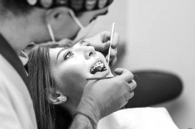 Diş hekimi diş teli denal Office ile Bayan hasta incelemek