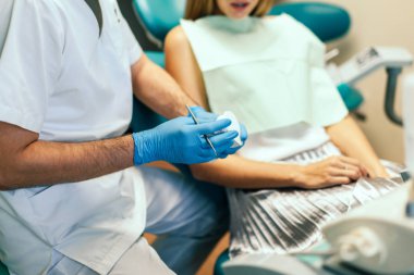 Diş hekimi diş teli denal Office ile Bayan hasta incelemek