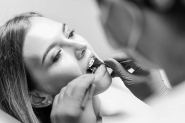 Diş hekimi diş teli denal Office ile Bayan hasta incelemek