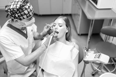 Diş hekimi diş teli denal Office ile Bayan hasta incelemek