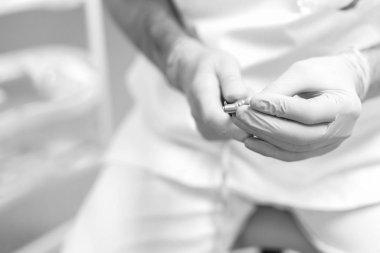 Diş aracı holding diş hekimleri eller closeup çekim