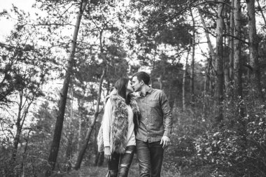 Oldukça genç çift birlikte ormanda yürüyüş