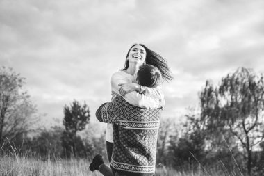 Aşk alanında rahatlatıcı mutlu çift