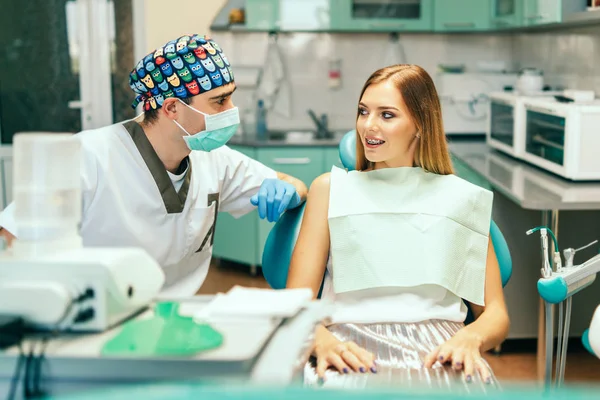 歯科医は Denal オフィスでブレースを有する女性患者を診察します — ストック写真
