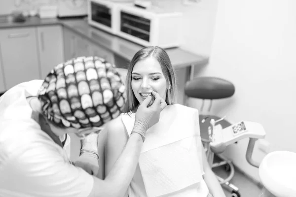 Dentista Examina Paciente Femenina Con Aparatos Ortopédicos Consultorio — Foto de Stock