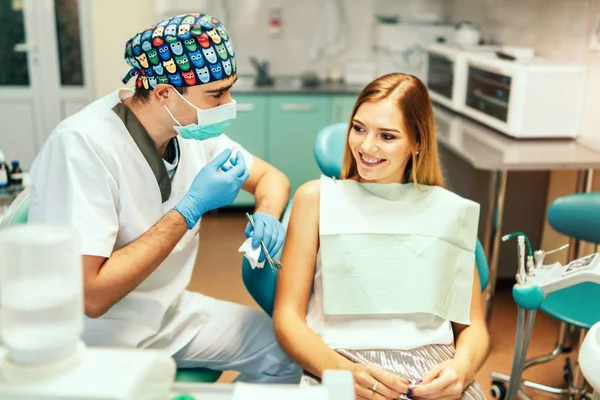 Dokter Gigi Memeriksa Pasien Perempuan Dengan Kawat Gigi Kantor Gigi — Stok Foto