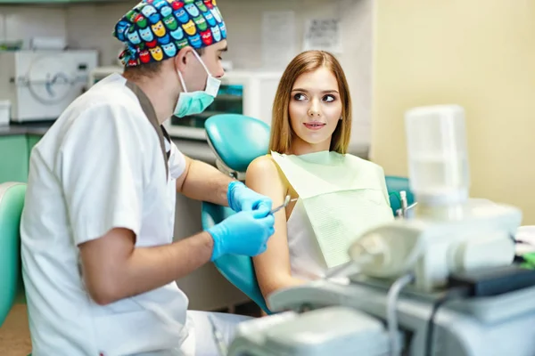 Zahnarzt Untersucht Patientin Mit Zahnspange Zahnarztpraxis — Stockfoto