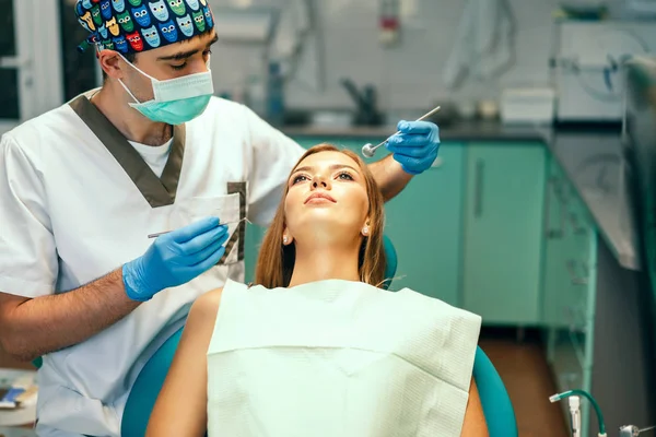 Tandläkaren Undersöka Kvinnlig Patient Med Tandställning Denal Kontor — Stockfoto