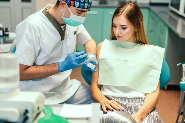 Dentysta Bada Pacjentki Szelkami Biurze Denal — Zdjęcie stockowe