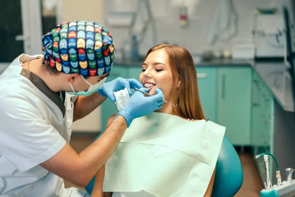 Dentista Examina Paciente Femenina Con Aparatos Ortopédicos Consultorio — Foto de Stock