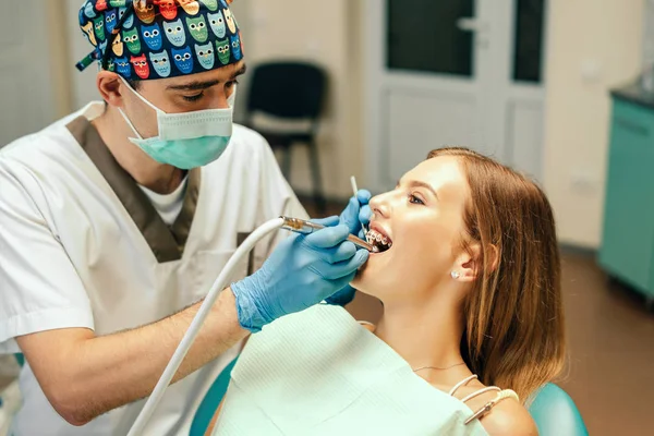 Dentista Examina Paciente Feminina Com Aparelho Consultório Denal — Fotografia de Stock