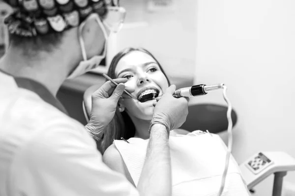 Dentista Examina Paciente Femenina Con Aparatos Ortopédicos Consultorio —  Fotos de Stock