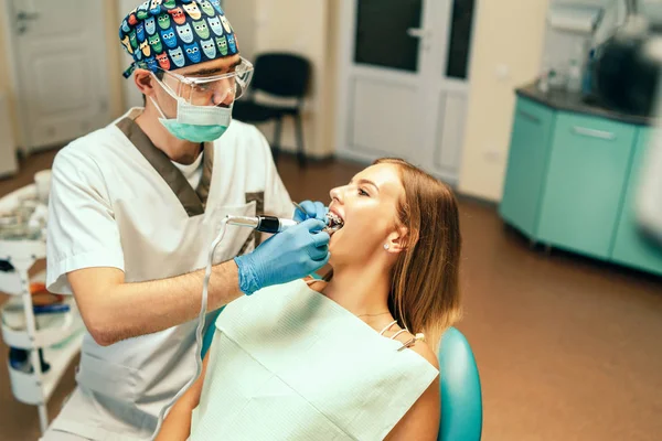 Zahnarzt Untersucht Patientin Mit Zahnspange Zahnarztpraxis — Stockfoto