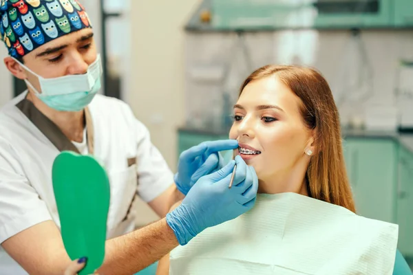 歯科医は 患者の治療の結果を示す — ストック写真