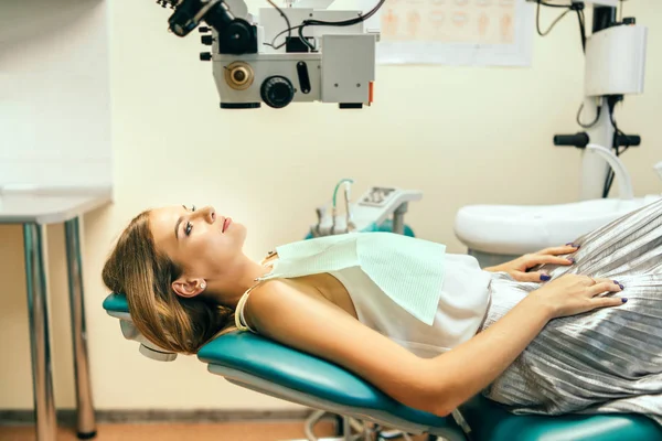 Glücklich Hübsche Weibliche Patientin Zahnarztpraxis — Stockfoto