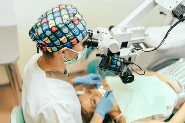 Dentista Examina Cavidade Oral Paciente Feminina Com Microscópio Visão Para — Fotografia de Stock