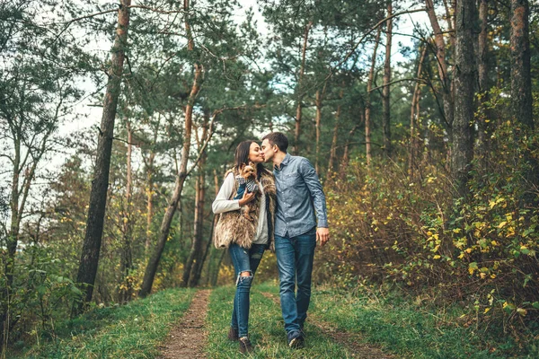 Casal Bonito Com Pouco Yorkshire Terrier Andando Floresta — Fotografia de Stock