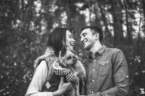 Casal Bonito Com Pouco Yorkshire Terrier Andando Floresta — Fotografia de Stock