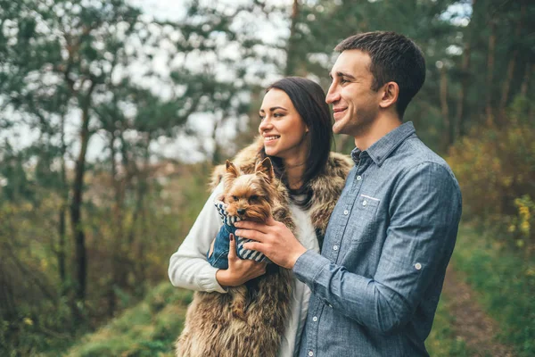 Joli Couple Avec Petit Terrier Yorkshire Marchant Dans Forêt — Photo