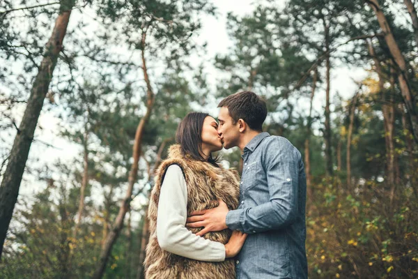 Ganska Ungt Par Promenader Tillsammans Skogen — Stockfoto