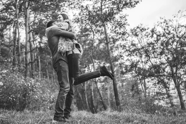 かなり若いカップルが一緒に森の中を歩く — ストック写真