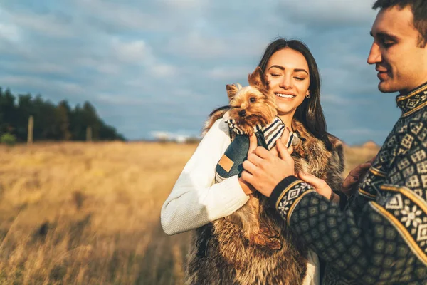 Bella Coppia Con Piccolo Yorkshire Terrier Piedi Nella Foresta — Foto Stock