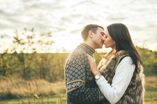 Gelukkige Paar Liefde Ontspannen Het Veld — Stockfoto