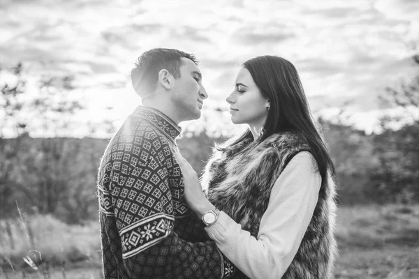 Casal Feliz Amor Relaxando Campo — Fotografia de Stock