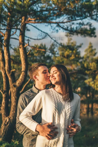 Mooie Jonge Paar Samen Wandelen Het Woud — Stockfoto