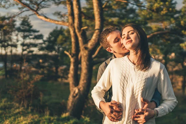 Mooie Jonge Paar Samen Wandelen Het Woud — Stockfoto