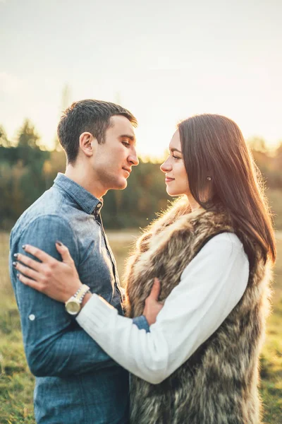 Couple Heureux Amoureux Détendre Dans Domaine — Photo