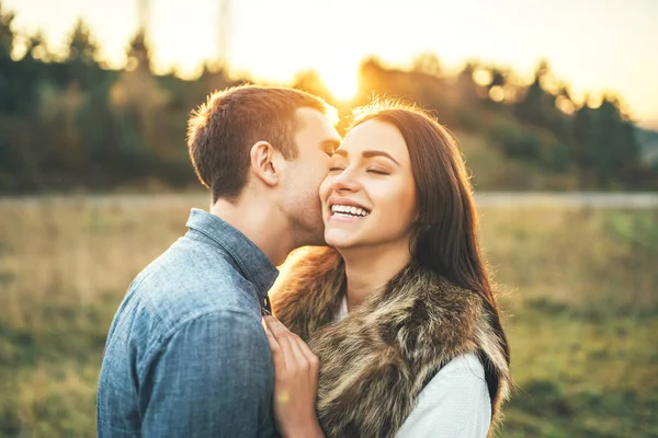 Couple Heureux Amoureux Détendre Dans Domaine — Photo