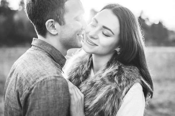 Couple Heureux Amoureux Détendre Dans Domaine — Photo