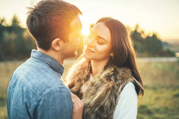 Casal Feliz Amor Relaxando Campo — Fotografia de Stock