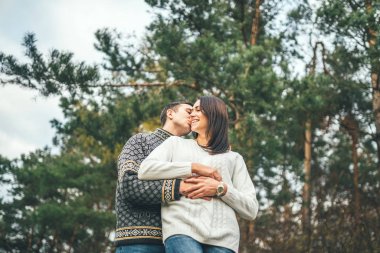 Oldukça genç çift birlikte ormanda yürüyüş