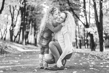 Anne küçük kızıyla birlikte parkta iyi eğlenceler