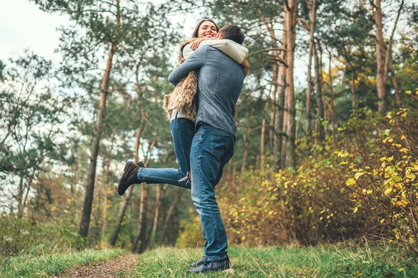 Mooie Jonge Paar Samen Wandelen Het Woud — Stockfoto
