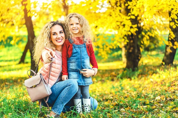 Mère Petite Fille Amusent Dans Parc — Photo