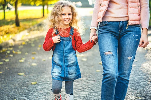 Mamma Med Sin Lilla Dotter Kul Parken — Stockfoto