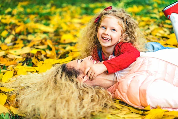 Mamma Med Sin Lilla Dotter Kul Parken — Stockfoto