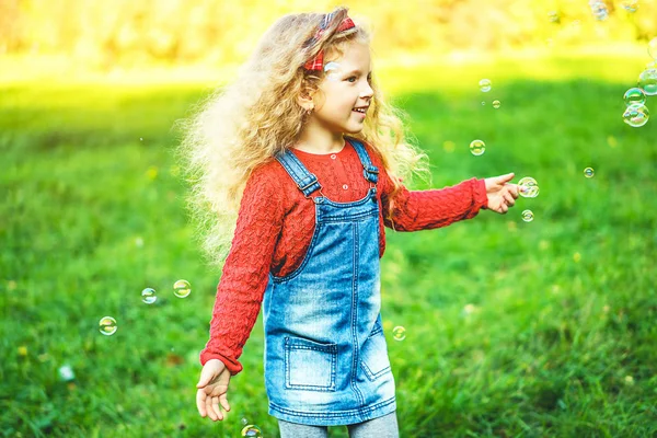 Menina Bonita Soprando Bolhas Parque — Fotografia de Stock