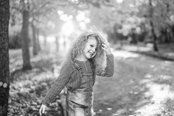 Szép Kislány Szórakozást Parkban Őszi Idő — Stock Fotó
