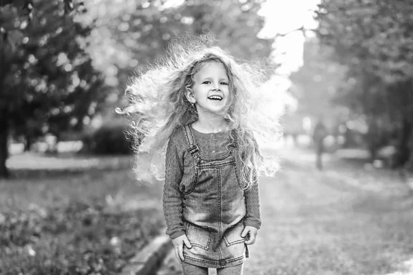 Mooi Klein Meisje Hebben Plezier Het Park Herfst Tijd — Stockfoto