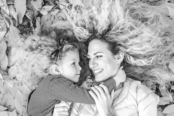 Mutter Mit Ihrer Kleinen Tochter Haben Spaß Park — Stockfoto