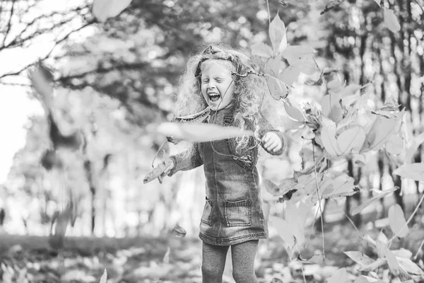 Szép Kislány Szórakozást Parkban Őszi Idő — Stock Fotó