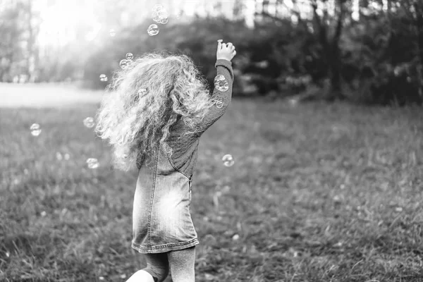 Jolie Petite Fille Soufflant Des Bulles Dans Parc — Photo